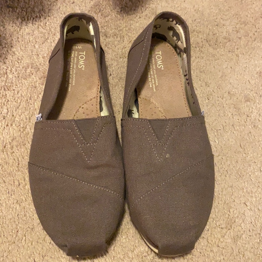 Excellent condition Tom slip ons. Worn a handful of times